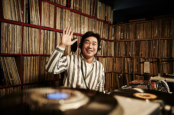 포토 JPG 남자 40대 중년 중년라이프 실내 한명 미소 앉기 상반신 성인 앞모습 헤드셋 한국인 레코드 빈티지 추억 DJ 진열장 손인사 음악다방 남자만 중년남자한명만 국내포토 1 라이프스타일 음악 뷰포인트 음향기기 컨셉 모션 표정 사람 동양인 내부 헤드폰 인사 음반 다방 남자한명만 중년남자만 파일형식