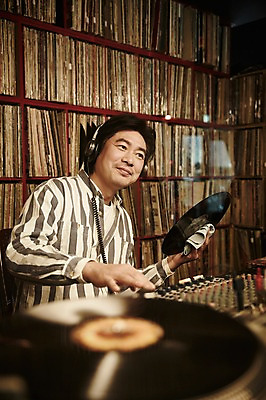 포토 JPG 남자 40대 중년 중년라이프 실내 한명 미소 들기 앉기 상반신 성인 앞모습 한국인 빈티지 추억 DJ 진열장 닦기 음악다방 남자만 중년남자한명만 국내포토 1 라이프스타일 음악 뷰포인트 컨셉 모션 표정 사람 동양인 내부 다방 남자한명만 중년남자만 파일형식