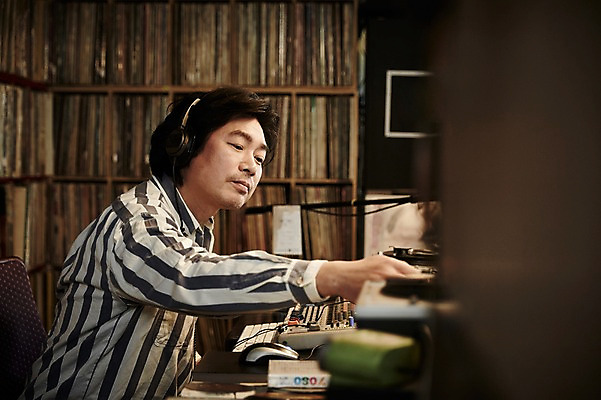 포토 JPG 남자 음악 40대 중년 중년라이프 실내 한명 앉기 상반신 성인 옆모습 헤드셋 듣기 한국인 빈티지 추억 DJ 음악다방 남자만 중년남자한명만 국내포토 1 라이프스타일 뷰포인트 음향기기 컨셉 모션 문화예술 사람 동양인 내부 헤드폰 다방 남자한명만 중년남자만 파일형식