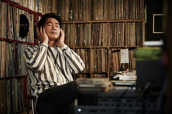 포토 JPG 남자 음악 40대 중년 중년라이프 실내 한명 앉기 상반신 성인 앞모습 눈감음 헤드셋 감상 듣기 한국인 빈티지 추억 DJ 진열장 음악다방 남자만 중년남자한명만 국내포토 1 라이프스타일 뷰포인트 음향기기 컨셉 모션 문화예술 사람 동양인 내부 헤드폰 다방 남자한명만 중년남자만 파일형식