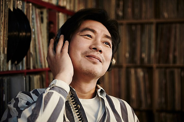 포토 JPG 남자 음악 40대 중년 중년라이프 실내 한명 미소 앉기 상반신 성인 앞모습 헤드셋 듣기 한국인 레코드 빈티지 추억 DJ 음악다방 남자만 중년남자한명만 국내포토 1 라이프스타일 뷰포인트 음향기기 컨셉 모션 문화예술 표정 사람 동양인 내부 헤드폰 음반 다방 남자한명만 중년남자만 파일형식