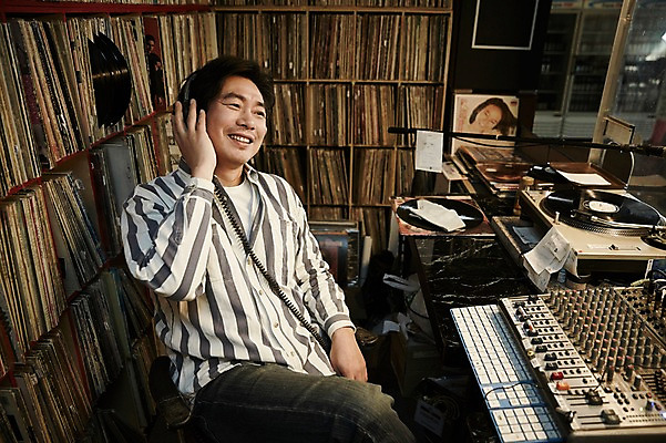 포토 JPG 남자 음악 40대 중년 중년라이프 실내 한명 미소 앉기 상반신 성인 앞모습 헤드셋 듣기 한국인 빈티지 추억 DJ 음악다방 남자만 중년남자한명만 국내포토 1 라이프스타일 뷰포인트 음향기기 컨셉 모션 문화예술 표정 사람 동양인 내부 헤드폰 다방 남자한명만 중년남자만 파일형식