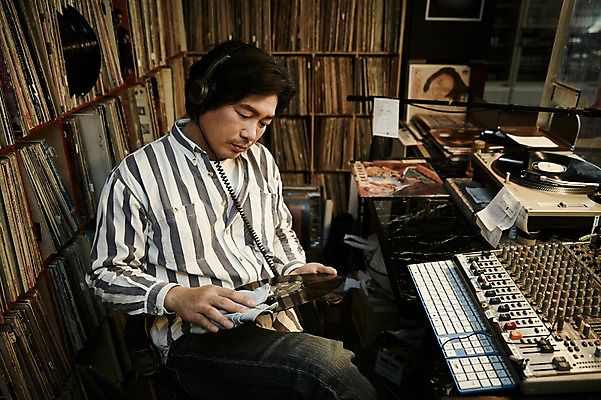 포토 JPG 남자 40대 중년 중년라이프 실내 한명 들기 앉기 상반신 성인 앞모습 한국인 빈티지 추억 DJ 음악다방 남자만 중년남자한명만 국내포토 1 라이프스타일 음악 뷰포인트 컨셉 모션 사람 동양인 내부 다방 남자한명만 중년남자만 파일형식