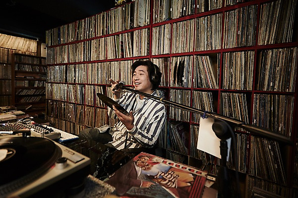 포토 JPG 남자 40대 중년 중년라이프 실내 말하기 한명 들기 앉기 상반신 성인 앞모습 한국인 빈티지 추억 DJ 마이크 진열장 음악다방 남자만 중년남자한명만 국내포토 1 라이프스타일 음악 뷰포인트 음향기기 컨셉 모션 사람 동양인 내부 다방 남자한명만 중년남자만 파일형식