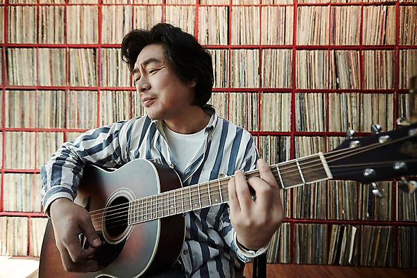 포토 JPG 남자 40대 중년 연주 중년라이프 실내 한명 들기 앉기 상반신 성인 앞모습 한국인 기타 빈티지 추억 진열장 음악다방 남자만 중년남자한명만 국내포토 1 라이프스타일 음악 뷰포인트 컨셉 모션 현악기 사람 동양인 내부 다방 남자한명만 중년남자만 파일형식