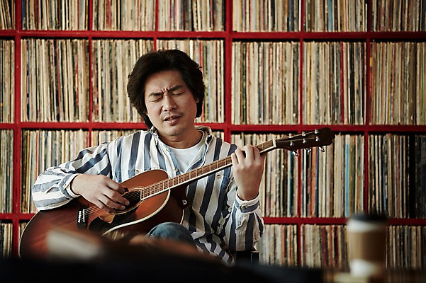 포토 JPG 남자 40대 중년 연주 중년라이프 실내 한명 들기 앉기 상반신 성인 앞모습 한국인 기타 빈티지 추억 진열장 음악다방 남자만 중년남자한명만 국내포토 1 라이프스타일 음악 뷰포인트 컨셉 모션 현악기 사람 동양인 내부 다방 남자한명만 중년남자만 파일형식