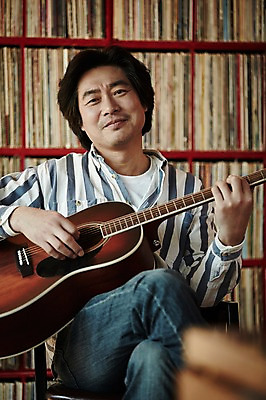 포토 JPG 남자 40대 중년 연주 중년라이프 실내 한명 들기 앉기 상반신 성인 앞모습 한국인 기타 빈티지 추억 진열장 음악다방 남자만 중년남자한명만 국내포토 1 라이프스타일 음악 뷰포인트 컨셉 모션 현악기 사람 동양인 내부 다방 남자한명만 중년남자만 파일형식