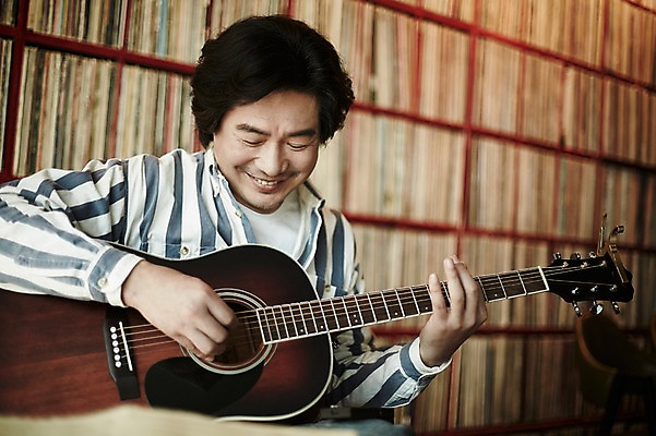 포토 JPG 남자 40대 중년 연주 중년라이프 실내 한명 들기 앉기 상반신 성인 앞모습 한국인 기타 빈티지 추억 진열장 음악다방 남자만 중년남자한명만 국내포토 1 라이프스타일 음악 뷰포인트 컨셉 모션 현악기 사람 동양인 내부 다방 남자한명만 중년남자만 파일형식