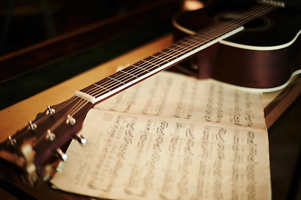 포토 JPG 중년라이프 실내 사람없음 기타 빈티지 추억 악보 음악다방 국내포토 라이프스타일 음악 중년 컨셉 현악기 내부 다방 파일형식