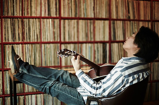 포토 1 라이프스타일 음악 뷰포인트 중년 컨셉 모션 현악기 사람 동양인 성인 내부 다방 남자한명만 중년남자만 파일형식 기타 앉기 옆모습 전신 한명 40대 중년라이프 JPG 남자 중년남자한명만 남자만 한국인 음악다방 추억 실내 빈티지 진열장 국내포토