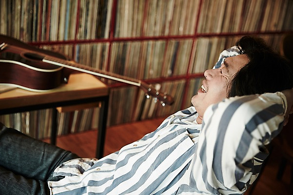 포토 JPG 남자 40대 중년 중년라이프 실내 한명 미소 앉기 상반신 성인 옆모습 한국인 기타 빈티지 추억 진열장 음악다방 남자만 중년남자한명만 국내포토 1 라이프스타일 음악 뷰포인트 컨셉 모션 현악기 표정 사람 동양인 내부 다방 남자한명만 중년남자만 파일형식