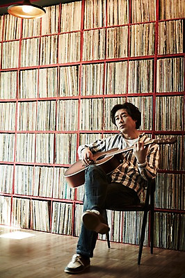 포토 JPG 전신 남자 40대 중년 연주 중년라이프 실내 한명 들기 앉기 성인 앞모습 한국인 다리꼬기 기타 빈티지 추억 진열장 음악다방 남자만 중년남자한명만 국내포토 1 라이프스타일 음악 뷰포인트 컨셉 모션 현악기 사람 동양인 내부 다방 남자한명만 중년남자만 파일형식