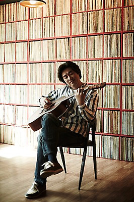 포토 JPG 전신 남자 40대 중년 연주 중년라이프 실내 한명 들기 앉기 성인 앞모습 한국인 다리꼬기 기타 빈티지 추억 진열장 음악다방 남자만 중년남자한명만 국내포토 1 라이프스타일 음악 뷰포인트 컨셉 모션 현악기 사람 동양인 내부 다방 남자한명만 중년남자만 파일형식