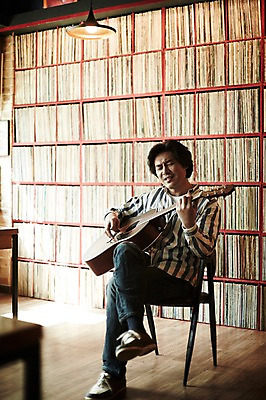 포토 JPG 전신 남자 40대 중년 연주 중년라이프 실내 한명 들기 앉기 성인 앞모습 한국인 다리꼬기 기타 빈티지 추억 진열장 음악다방 남자만 중년남자한명만 국내포토 1 라이프스타일 음악 뷰포인트 컨셉 모션 현악기 사람 동양인 내부 다방 남자한명만 중년남자만 파일형식