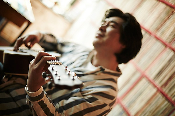 포토 JPG 남자 40대 중년 연주 중년라이프 실내 한명 들기 앉기 상반신 성인 앞모습 한국인 기타 빈티지 추억 음악다방 남자만 중년남자한명만 국내포토 1 라이프스타일 음악 뷰포인트 컨셉 모션 현악기 사람 동양인 내부 다방 남자한명만 중년남자만 파일형식