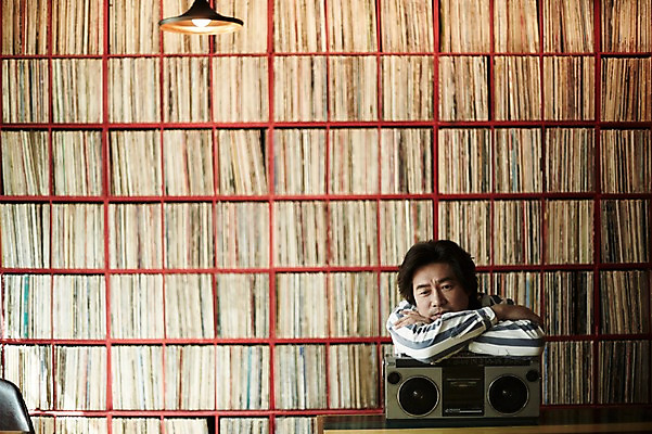 포토 JPG 남자 엎드리기 40대 중년 중년라이프 실내 한명 앉기 상반신 성인 앞모습 한국인 빈티지 추억 진열장 라디오 음악다방 남자만 중년남자한명만 국내포토 1 라이프스타일 음악 뷰포인트 컨셉 모션 사람 동양인 내부 전자제품 다방 남자한명만 중년남자만 파일형식