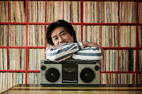 포토 JPG 남자 엎드리기 40대 중년 중년라이프 실내 한명 앉기 상반신 성인 앞모습 한국인 빈티지 추억 진열장 라디오 음악다방 남자만 중년남자한명만 국내포토 1 라이프스타일 음악 뷰포인트 컨셉 모션 사람 동양인 내부 전자제품 다방 남자한명만 중년남자만 파일형식