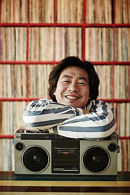 포토 JPG 남자 엎드리기 40대 중년 중년라이프 실내 한명 앉기 상반신 성인 앞모습 한국인 빈티지 추억 진열장 라디오 음악다방 남자만 중년남자한명만 국내포토 1 라이프스타일 음악 뷰포인트 컨셉 모션 사람 동양인 내부 전자제품 다방 남자한명만 중년남자만 파일형식