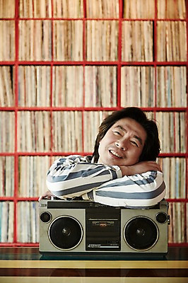 포토 JPG 남자 엎드리기 40대 중년 중년라이프 실내 한명 앉기 상반신 성인 앞모습 한국인 빈티지 추억 라디오 음악다방 남자만 중년남자한명만 국내포토 1 라이프스타일 음악 뷰포인트 컨셉 모션 사람 동양인 내부 전자제품 다방 남자한명만 중년남자만 파일형식