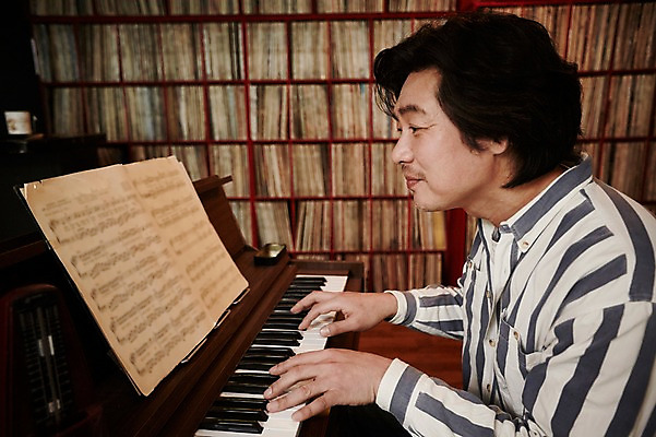 포토 JPG 남자 악기 40대 중년 연주 중년라이프 실내 한명 앉기 상반신 성인 옆모습 한국인 빈티지 건반 피아노 추억 악보 진열장 음악다방 남자만 중년남자한명만 국내포토 1 라이프스타일 음악 뷰포인트 컨셉 모션 사람 동양인 내부 건반악기 다방 남자한명만 중년남자만 파일형식