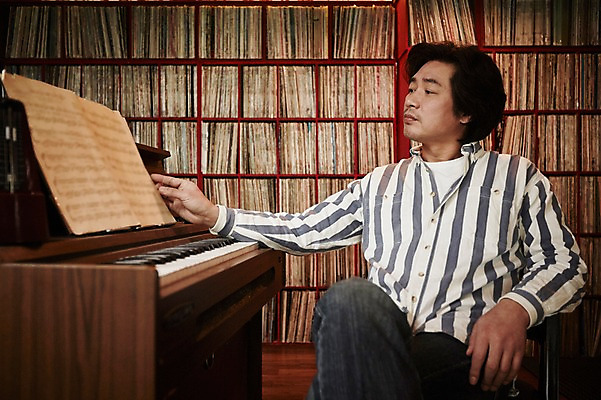 포토 JPG 남자 악기 40대 중년 중년라이프 실내 한명 앉기 상반신 성인 앞모습 만지기 한국인 빈티지 건반 피아노 추억 진열장 음악다방 남자만 중년남자한명만 국내포토 1 라이프스타일 음악 뷰포인트 컨셉 모션 사람 동양인 내부 건반악기 다방 남자한명만 중년남자만 파일형식