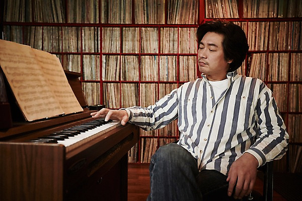 포토 JPG 남자 악기 40대 중년 중년라이프 실내 한명 앉기 상반신 성인 앞모습 만지기 한국인 빈티지 건반 피아노 추억 진열장 음악다방 남자만 중년남자한명만 국내포토 1 라이프스타일 음악 뷰포인트 컨셉 모션 사람 동양인 내부 건반악기 다방 남자한명만 중년남자만 파일형식