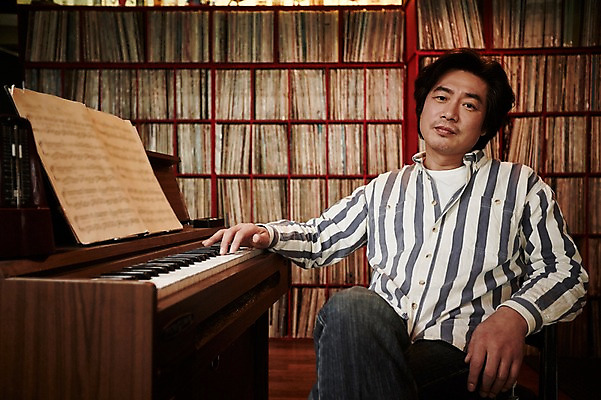 포토 JPG 남자 악기 40대 중년 중년라이프 실내 한명 앉기 상반신 성인 앞모습 만지기 한국인 빈티지 건반 피아노 추억 진열장 음악다방 남자만 중년남자한명만 국내포토 1 라이프스타일 음악 뷰포인트 컨셉 모션 사람 동양인 내부 건반악기 다방 남자한명만 중년남자만 파일형식