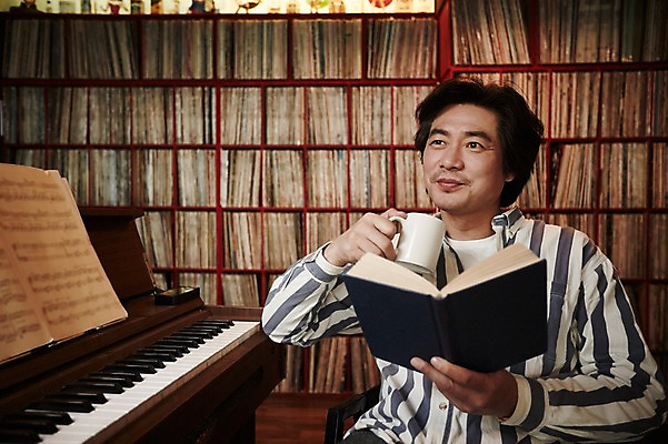 포토 JPG 남자 여유 커피 악기 40대 중년 중년라이프 실내 한명 미소 들기 앉기 상반신 성인 앞모습 책 한국인 빈티지 건반 피아노 추억 진열장 음악다방 남자만 중년남자한명만 국내포토 1 라이프스타일 감정 음료 음악 뷰포인트 컨셉 모션 표정 사람 동양인 내부 건반악기 다방 남자한명만 중년남자만 파일형식