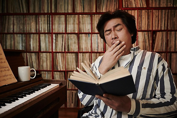 포토 JPG 남자 악기 40대 중년 중년라이프 실내 한명 들기 앉기 상반신 성인 앞모습 책 한국인 빈티지 건반 피아노 추억 진열장 하품 음악다방 남자만 중년남자한명만 국내포토 1 라이프스타일 음악 뷰포인트 컨셉 모션 사람 동양인 내부 건반악기 다방 생리현상 남자한명만 중년남자만 파일형식