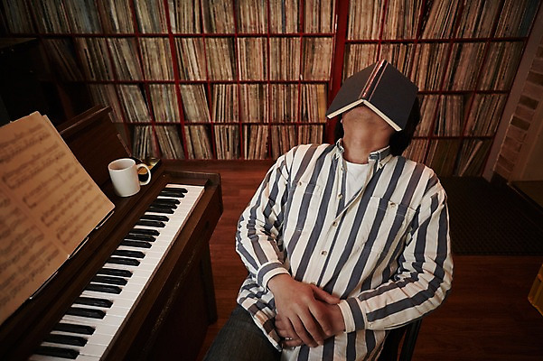 포토 JPG 남자 악기 40대 중년 중년라이프 실내 한명 앉기 상반신 성인 앞모습 책 한국인 빈티지 건반 피아노 추억 진열장 덮기 음악다방 남자만 중년남자한명만 국내포토 1 라이프스타일 음악 뷰포인트 컨셉 모션 사람 동양인 내부 건반악기 다방 남자한명만 중년남자만 파일형식