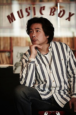 포토 JPG 남자 40대 중년 중년라이프 실내 한명 앉기 상반신 성인 앞모습 턱괴기 한국인 빈티지 추억 음악다방 남자만 중년남자한명만 국내포토 1 라이프스타일 음악 뷰포인트 컨셉 모션 사람 동양인 내부 다방 남자한명만 중년남자만 파일형식