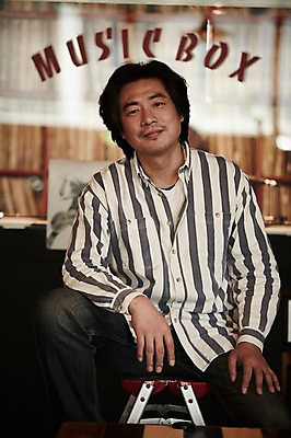 포토 JPG 남자 40대 중년 중년라이프 실내 한명 앉기 상반신 성인 앞모습 한국인 빈티지 추억 음악다방 남자만 중년남자한명만 국내포토 1 라이프스타일 음악 뷰포인트 컨셉 모션 사람 동양인 내부 다방 남자한명만 중년남자만 파일형식