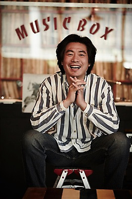 포토 JPG 남자 40대 중년 중년라이프 실내 한명 앉기 상반신 성인 앞모습 한국인 빈티지 추억 음악다방 남자만 중년남자한명만 국내포토 1 라이프스타일 음악 뷰포인트 컨셉 모션 사람 동양인 내부 다방 남자한명만 중년남자만 파일형식