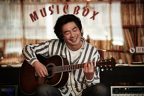 포토 JPG 남자 40대 중년 연주 중년라이프 실내 한명 들기 앉기 상반신 성인 앞모습 한국인 기타 빈티지 추억 음악다방 남자만 중년남자한명만 국내포토 1 라이프스타일 음악 뷰포인트 컨셉 모션 현악기 사람 동양인 내부 다방 남자한명만 중년남자만 파일형식