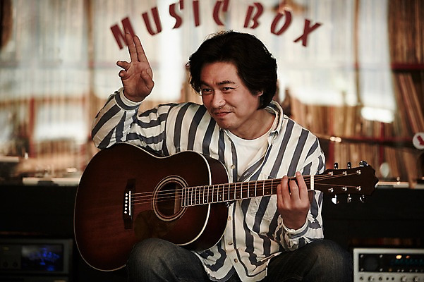 포토 JPG 남자 40대 중년 중년라이프 실내 한명 들기 앉기 상반신 성인 앞모습 한국인 기타 빈티지 추억 손인사 음악다방 남자만 중년남자한명만 국내포토 1 라이프스타일 음악 뷰포인트 컨셉 모션 현악기 사람 동양인 내부 인사 다방 남자한명만 중년남자만 파일형식