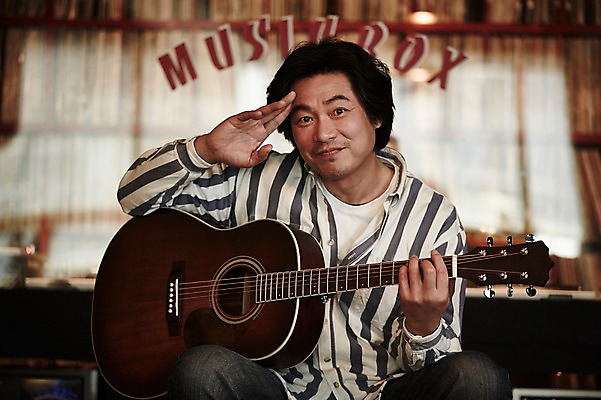 포토 JPG 남자 40대 중년 중년라이프 실내 한명 미소 들기 앉기 상반신 성인 앞모습 한국인 기타 빈티지 추억 손인사 음악다방 남자만 중년남자한명만 국내포토 1 라이프스타일 음악 뷰포인트 컨셉 모션 현악기 표정 사람 동양인 내부 인사 다방 남자한명만 중년남자만 파일형식