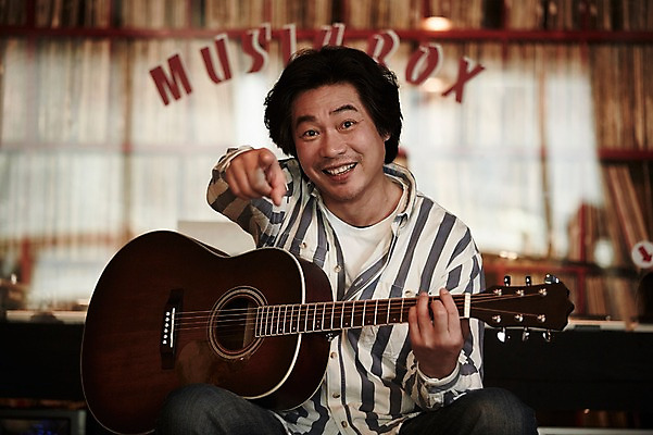 포토 JPG 남자 40대 중년 중년라이프 실내 한명 미소 들기 앉기 상반신 성인 앞모습 한국인 기타 가리킴 빈티지 추억 음악다방 남자만 중년남자한명만 국내포토 1 라이프스타일 음악 뷰포인트 컨셉 모션 현악기 표정 사람 동양인 손짓 내부 다방 남자한명만 중년남자만 파일형식