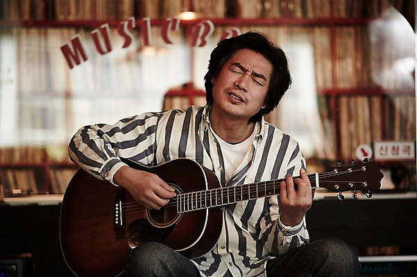 포토 JPG 남자 40대 중년 연주 중년라이프 실내 한명 들기 앉기 상반신 성인 앞모습 한국인 기타 빈티지 추억 음악다방 남자만 중년남자한명만 국내포토 1 라이프스타일 음악 뷰포인트 컨셉 모션 현악기 사람 동양인 내부 다방 남자한명만 중년남자만 파일형식