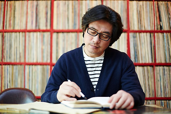 포토 JPG 남자 40대 중년 중년라이프 실내 한명 앉기 상반신 성인 앞모습 다이어리 한국인 기록 빈티지 추억 음악다방 남자만 중년남자한명만 국내포토 1 라이프스타일 음악 뷰포인트 컨셉 모션 사람 동양인 내부 사무용품 다방 남자한명만 중년남자만 파일형식