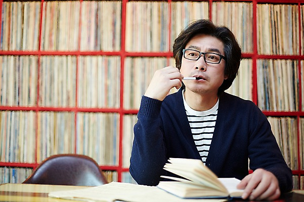 포토 JPG 남자 40대 중년 생각 중년라이프 실내 한명 앉기 상반신 성인 앞모습 다이어리 한국인 빈티지 추억 음악다방 남자만 중년남자한명만 국내포토 1 라이프스타일 음악 뷰포인트 컨셉 모션 사람 동양인 내부 사무용품 다방 남자한명만 중년남자만 파일형식