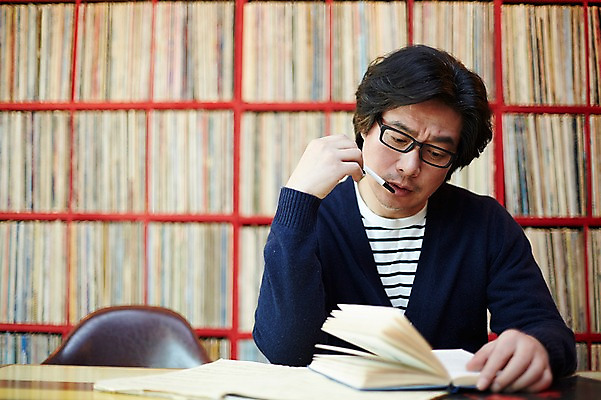 포토 JPG 남자 40대 중년 생각 중년라이프 실내 한명 앉기 상반신 성인 앞모습 다이어리 한국인 빈티지 추억 음악다방 남자만 중년남자한명만 국내포토 1 라이프스타일 음악 뷰포인트 컨셉 모션 사람 동양인 내부 사무용품 다방 남자한명만 중년남자만 파일형식