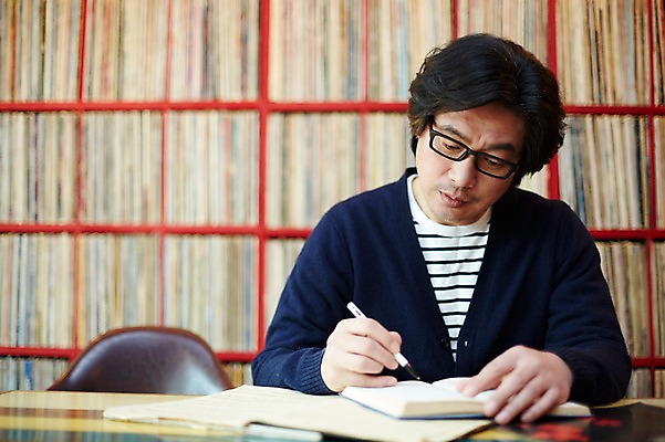 포토 JPG 남자 40대 중년 중년라이프 실내 한명 앉기 상반신 성인 앞모습 다이어리 한국인 기록 빈티지 추억 음악다방 남자만 중년남자한명만 국내포토 1 라이프스타일 음악 뷰포인트 컨셉 모션 사람 동양인 내부 사무용품 다방 남자한명만 중년남자만 파일형식