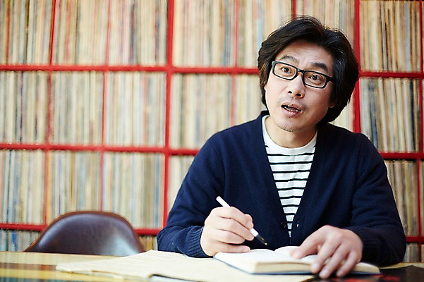 포토 JPG 남자 40대 중년 중년라이프 실내 한명 앉기 상반신 성인 앞모습 다이어리 한국인 기록 빈티지 추억 음악다방 남자만 중년남자한명만 국내포토 1 라이프스타일 음악 뷰포인트 컨셉 모션 사람 동양인 내부 사무용품 다방 남자한명만 중년남자만 파일형식