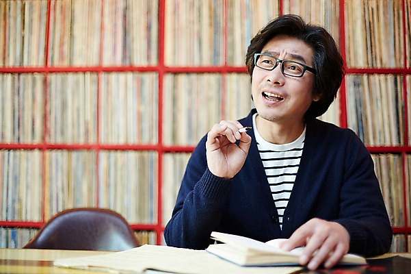 포토 JPG 남자 40대 중년 중년라이프 실내 한명 앉기 상반신 성인 앞모습 다이어리 한국인 빈티지 추억 음악다방 남자만 중년남자한명만 국내포토 1 라이프스타일 음악 뷰포인트 컨셉 모션 사람 동양인 내부 사무용품 다방 남자한명만 중년남자만 파일형식