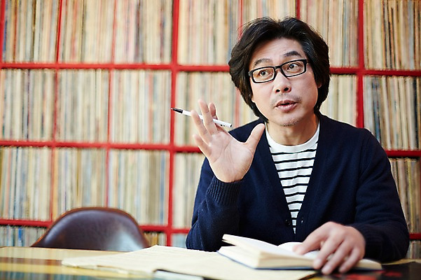 포토 JPG 남자 40대 중년 중년라이프 실내 대화 한명 앉기 상반신 성인 앞모습 다이어리 한국인 빈티지 추억 음악다방 남자만 중년남자한명만 국내포토 1 라이프스타일 음악 뷰포인트 컨셉 모션 말하기 사람 동양인 내부 사무용품 다방 남자한명만 중년남자만 파일형식