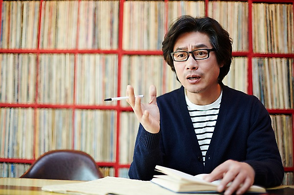 포토 JPG 남자 40대 중년 중년라이프 실내 대화 한명 앉기 상반신 성인 앞모습 다이어리 한국인 빈티지 추억 음악다방 남자만 중년남자한명만 국내포토 1 라이프스타일 음악 뷰포인트 컨셉 모션 말하기 사람 동양인 내부 사무용품 다방 남자한명만 중년남자만 파일형식