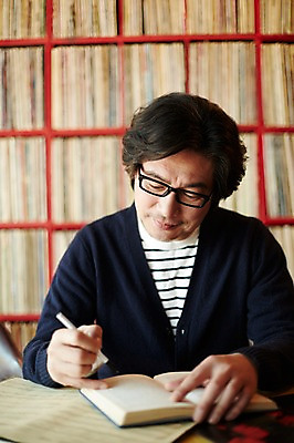 포토 JPG 남자 40대 중년 중년라이프 실내 한명 앉기 상반신 성인 앞모습 다이어리 한국인 기록 빈티지 추억 음악다방 남자만 중년남자한명만 국내포토 1 라이프스타일 음악 뷰포인트 컨셉 모션 사람 동양인 내부 사무용품 다방 남자한명만 중년남자만 파일형식