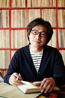 포토 JPG 남자 40대 중년 중년라이프 실내 한명 미소 앉기 상반신 성인 앞모습 다이어리 한국인 빈티지 추억 음악다방 남자만 중년남자한명만 국내포토 1 라이프스타일 음악 뷰포인트 컨셉 모션 표정 사람 동양인 내부 사무용품 다방 남자한명만 중년남자만 파일형식