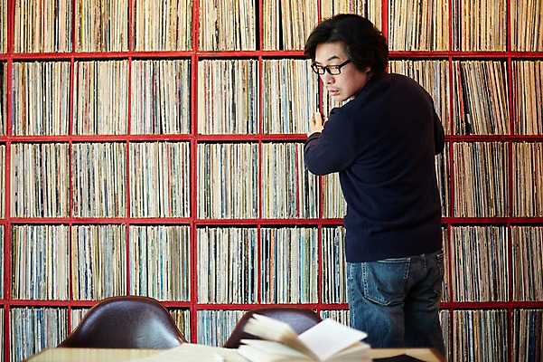 포토 JPG 남자 40대 중년 중년라이프 실내 한명 서기 상반신 성인 옆모습 다이어리 한국인 빈티지 추억 진열장 음악다방 찾기 남자만 중년남자한명만 안경낌 국내포토 1 라이프스타일 안경 음악 뷰포인트 컨셉 모션 사람 동양인 내부 사무용품 다방 남자한명만 중년남자만 파일형식