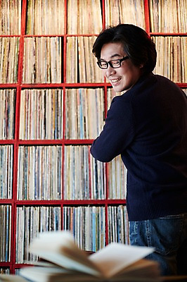 포토 JPG 남자 40대 중년 중년라이프 실내 한명 서기 상반신 성인 옆모습 다이어리 한국인 빈티지 추억 진열장 음악다방 찾기 남자만 중년남자한명만 안경낌 국내포토 1 라이프스타일 안경 음악 뷰포인트 컨셉 모션 사람 동양인 내부 사무용품 다방 남자한명만 중년남자만 파일형식